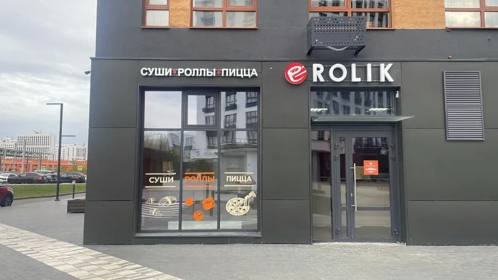 Фирменный фасад точки ROLIK: суши, роллы и пицца